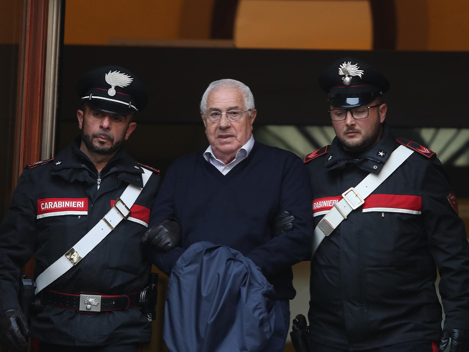 Policajti eskortujú  údajného bossa sicílskej mafie Cosa Nostra Settimina Minea