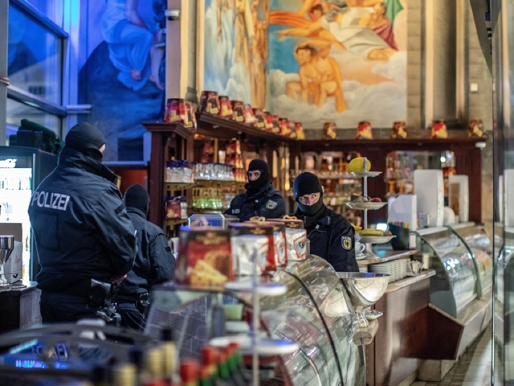 Nemeckí policajti počas razie proti 'Ndranghete v kaviarni v Duisburgu.