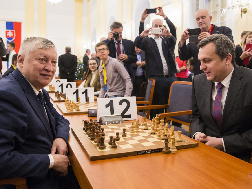Vianočný šachový turnaj otvorili Andrej Danko a legendárny hráč Anatolij Karpov. 