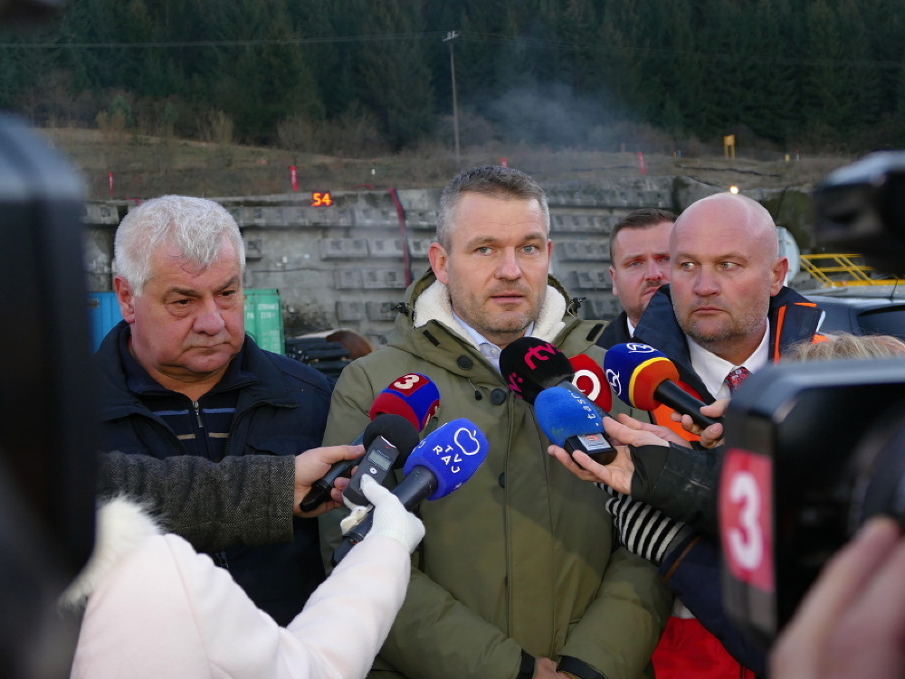 Premiér sa bol dnes pozrieť na stavbe tunela Višňové.