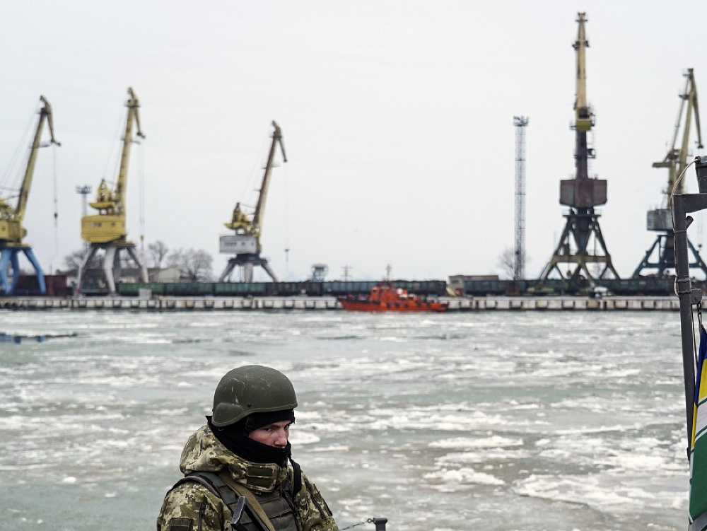 Ukrajinský vojak v prístave Mariupol