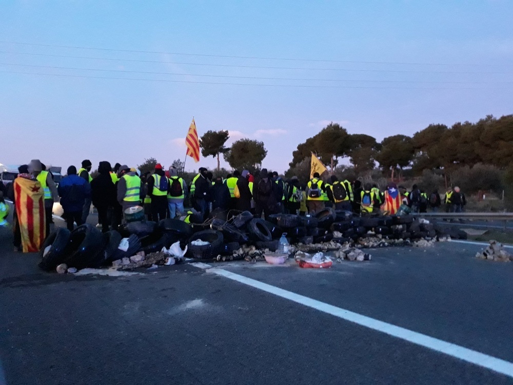 Separatisti zablokovali diaľnicu neďaleko mesta L'Ampolla.