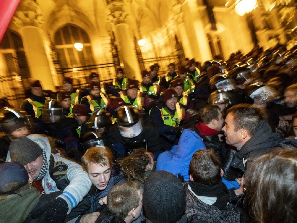 Protivládne protesty v Budapešti pokračovali aj po polnoci.