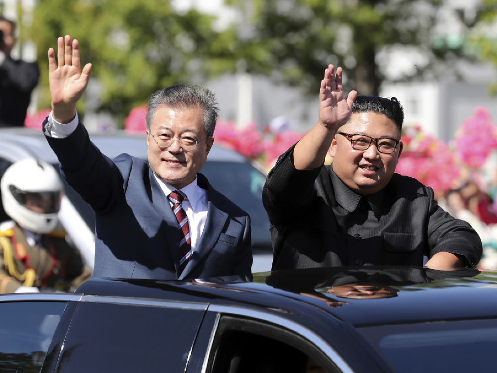 Vodcovia oboch Kóreí počas spoločného stretnutia.  