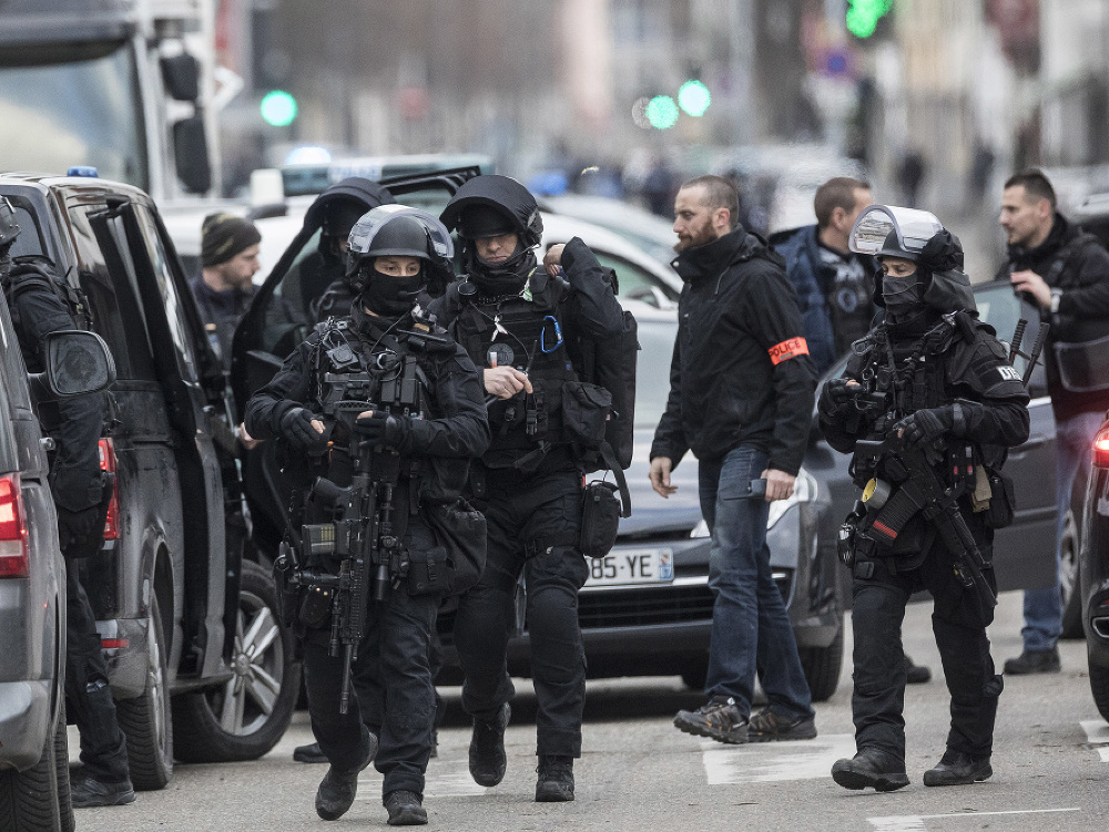 Niekoľko desiatok francúzskych policajtov vo štvrtok uzavrelo oblasť v južnej časti Štrasburgu.