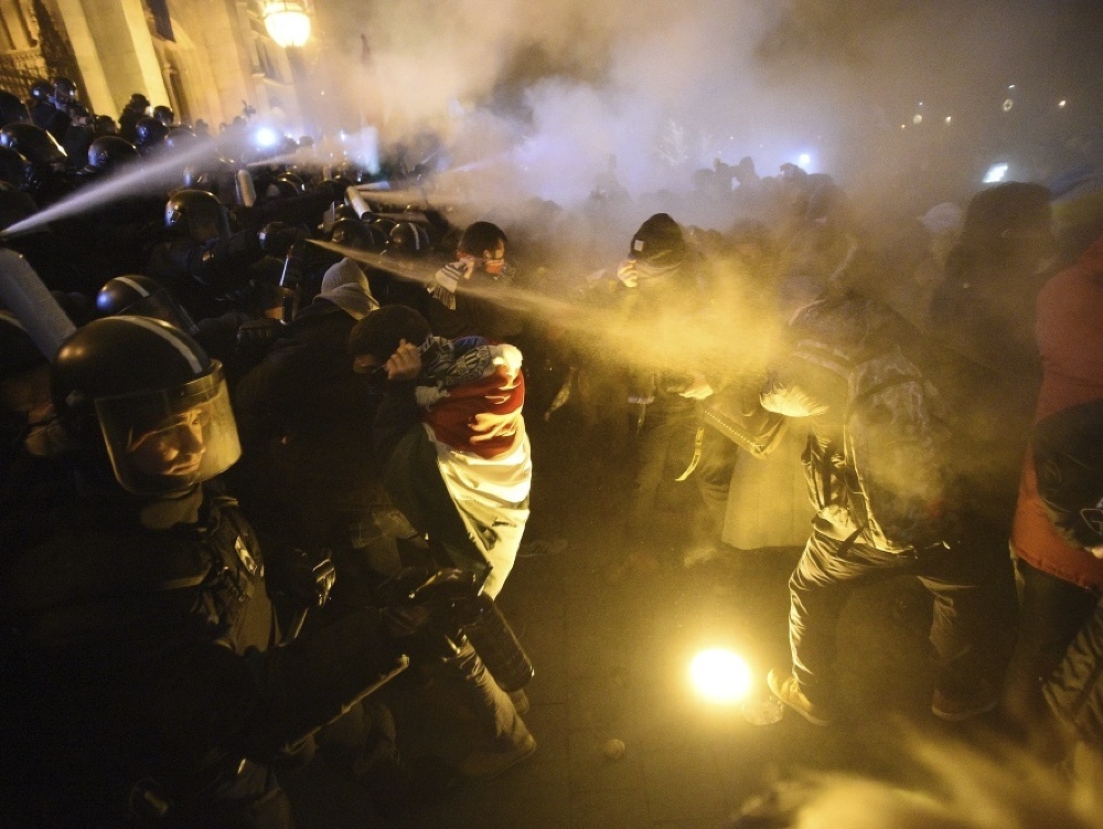 Polícia použila na demonštrantov v Budapešti slzotvorný plyn.