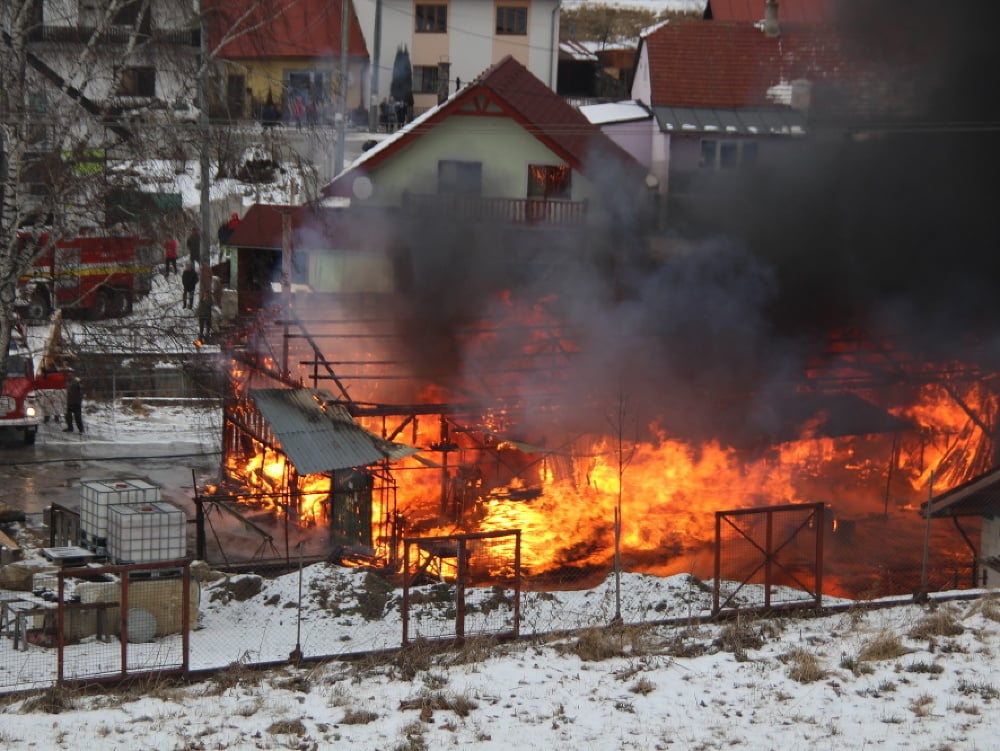 Hasiči zasahujú pri požiari píly v Spišskej Belej.