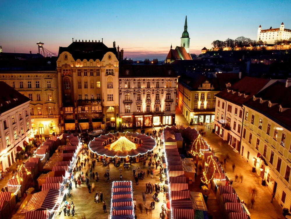 Vianočné trhy na Hlavnom námestí v Bratislave
