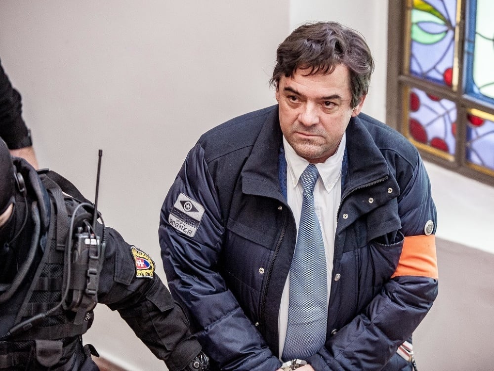 Mariana Koćnera priviezli s putami na rukách na Špecializovaný trestný súd v Banskej Bystrici. Rozhoduje sa o sprísnení jeho väzby.