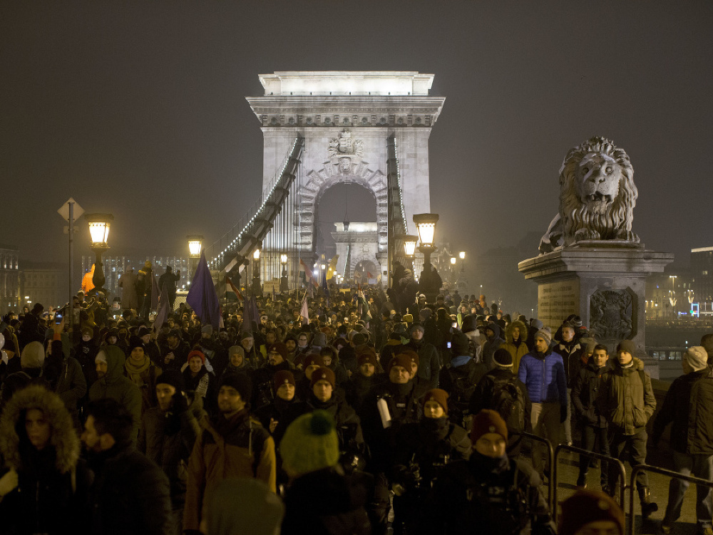 Proti vláde a prezidentovi protestovali v Budapešti tisíce Maďarov