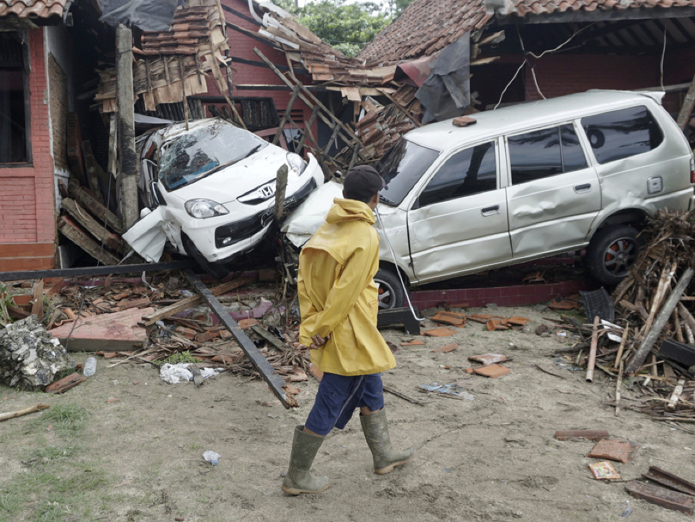 Vlna cunami v Indonézii zabila najmenej 62 ľudí.