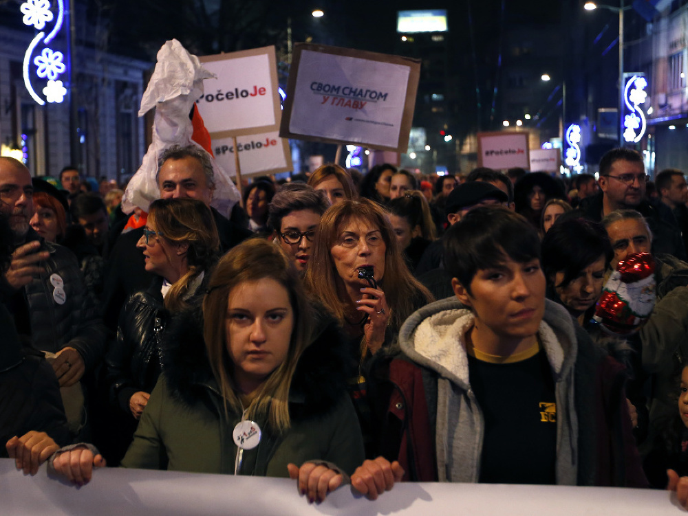 Tisíce Srbov protestovali proti prezidentovi Vučičovi.