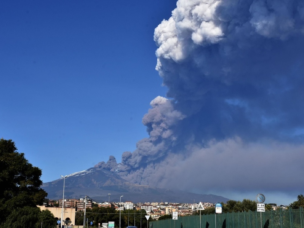 Z novej pukliny na sopke Etna sa valí láva a popol