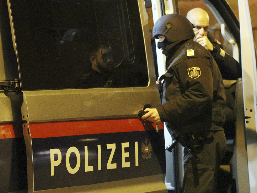 Maskovaní policajti vo Viedni