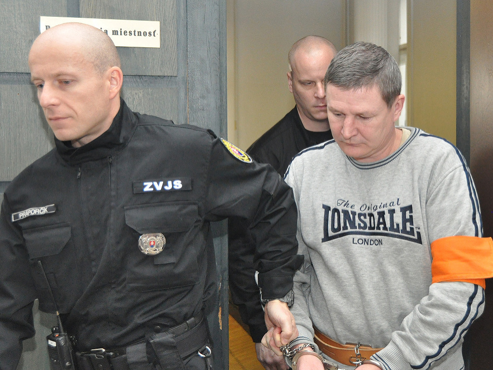 Martin Rückschloss z Banskej Bystrice je odsúdený za hajlovanie a iné trestné činy na jeden rok do väzenia.