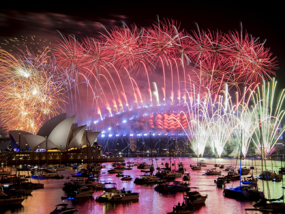 Silvestrovský ohňostroj nad budovou Opery a mostom Sydney Harbour počas novoročných osláv v austrálskom Sydney