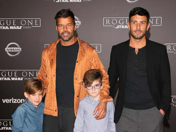Spevák Ricky Martin so svojim partnerom a synmi. 