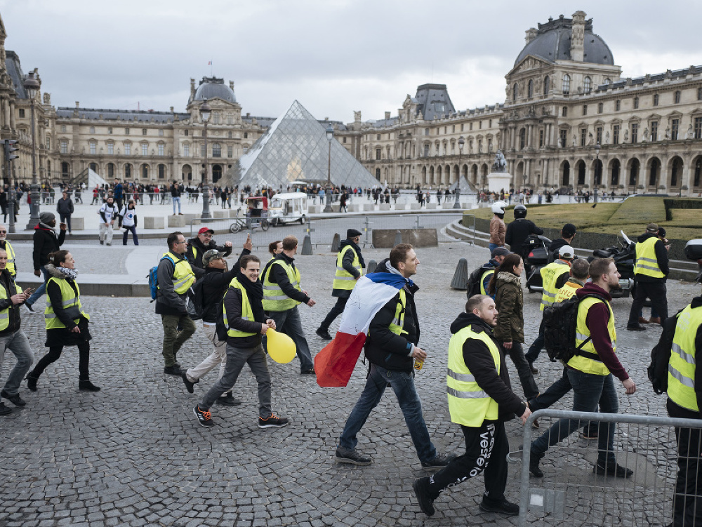 Protestujúci, ktorí dostali prívlastok žlté vesty. 