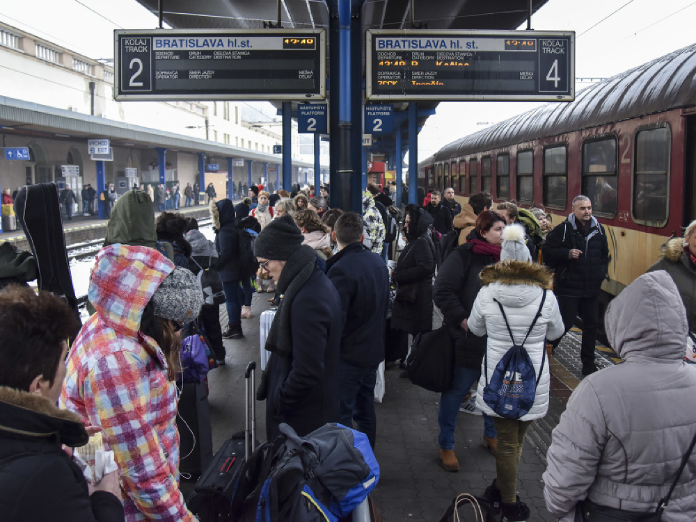 Na snímke cestujúci čakajú na mimoriadny rýchlik do Košíc, ktorý vypravila ZSSK z Hlavnej stanice 21. decembra 2018 v Bratislave.
