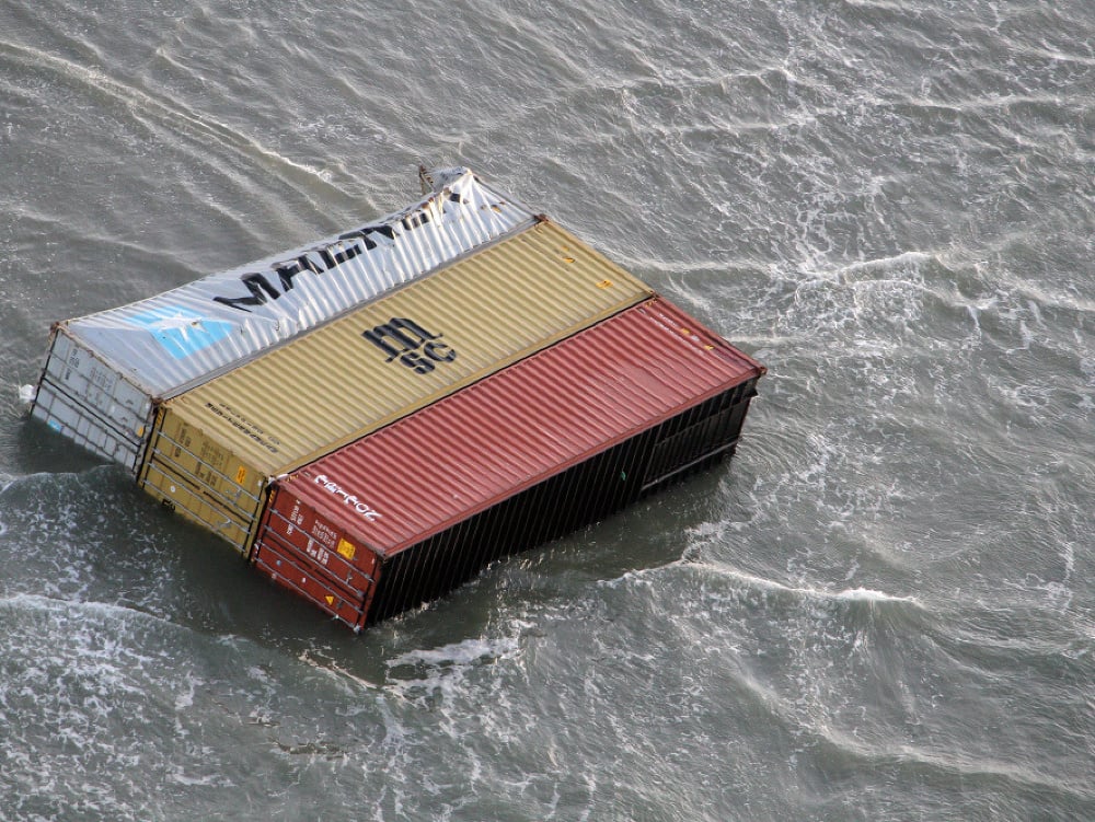 Na leteckej snímke holandskej pobrežnej stráže plávu poškodené kontajnery z paluby lode MSC Zoe
