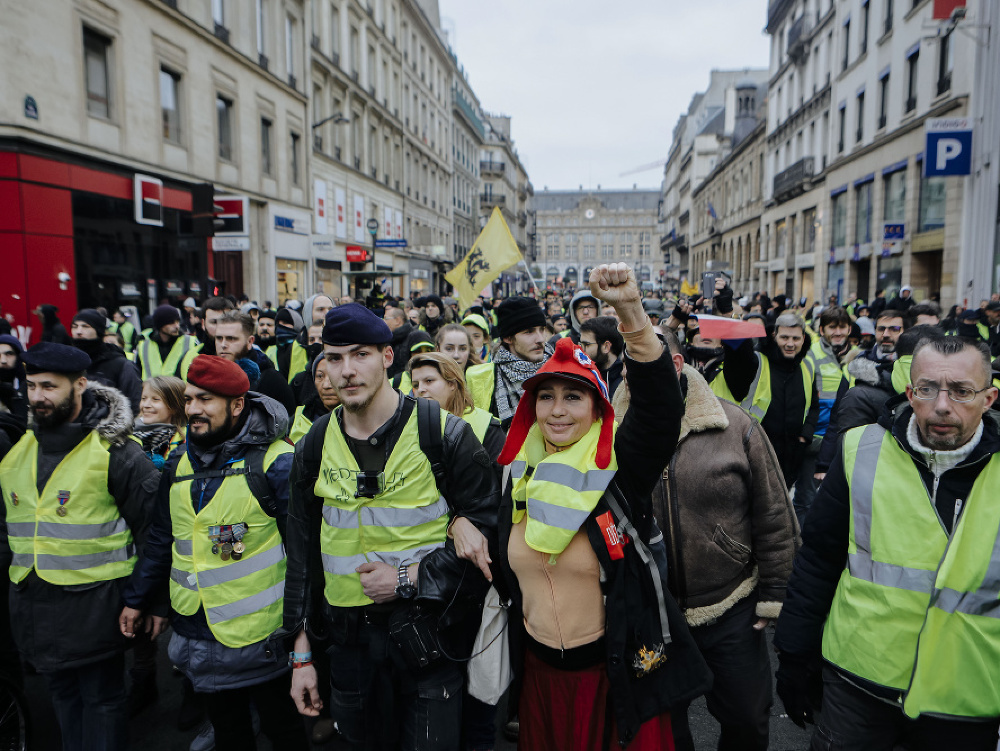 Demonštranti so žltými vestami v Paríži