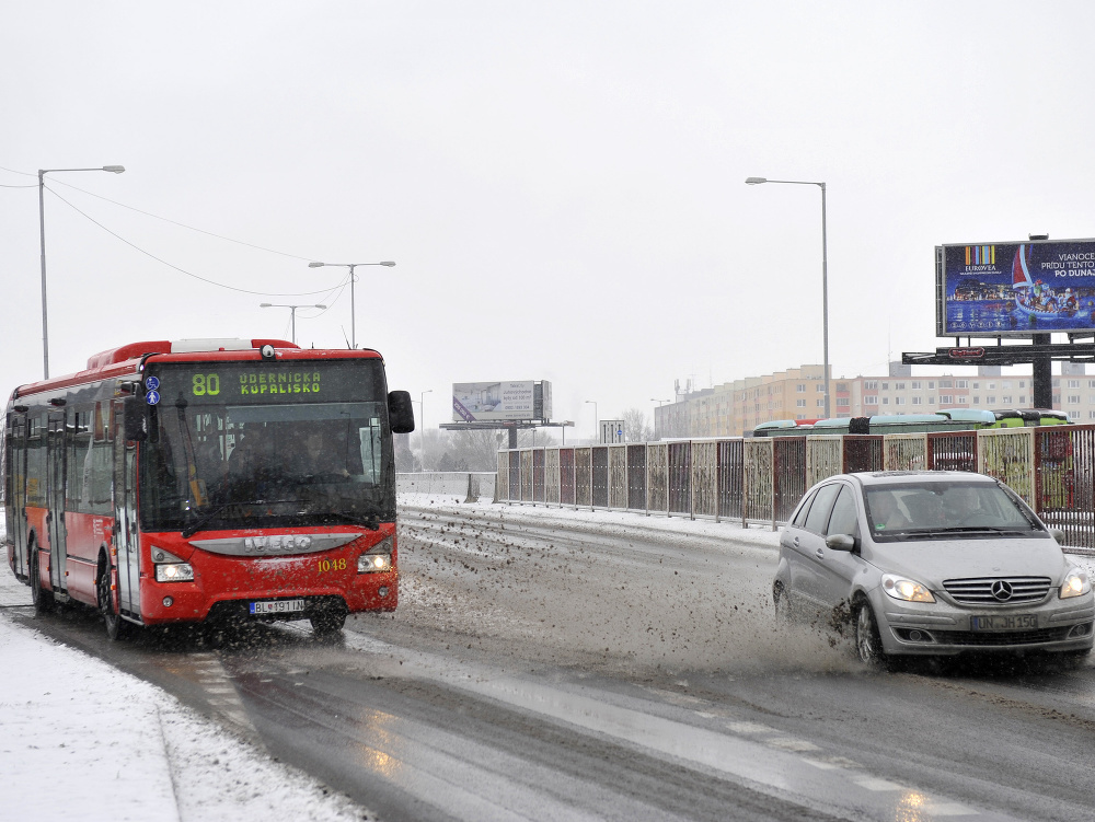 Sneh v Bratislave komplikuje MHD