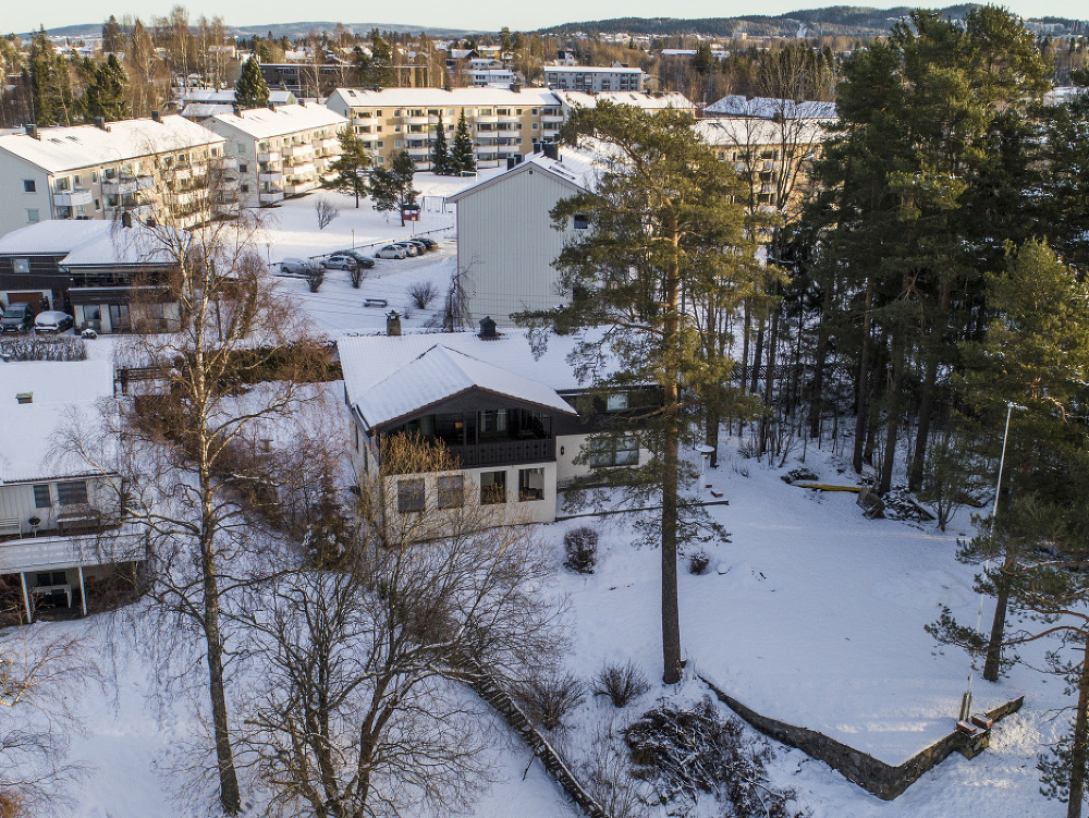 Na snímke uprostred je dom nórskeho miliardára Toma Hagena a jeho manželky Anny-Elisabeth Falkevikovej Hagenovej v nórskej obci Fjellhamar