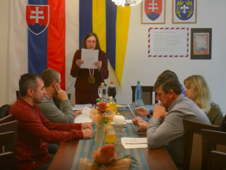 Video so starostkou Fekišoviec sa stalo hitom internetu.