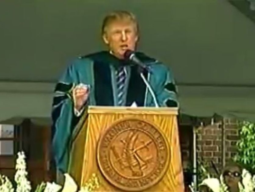 Donald Trump pri prejave v roku 2004.