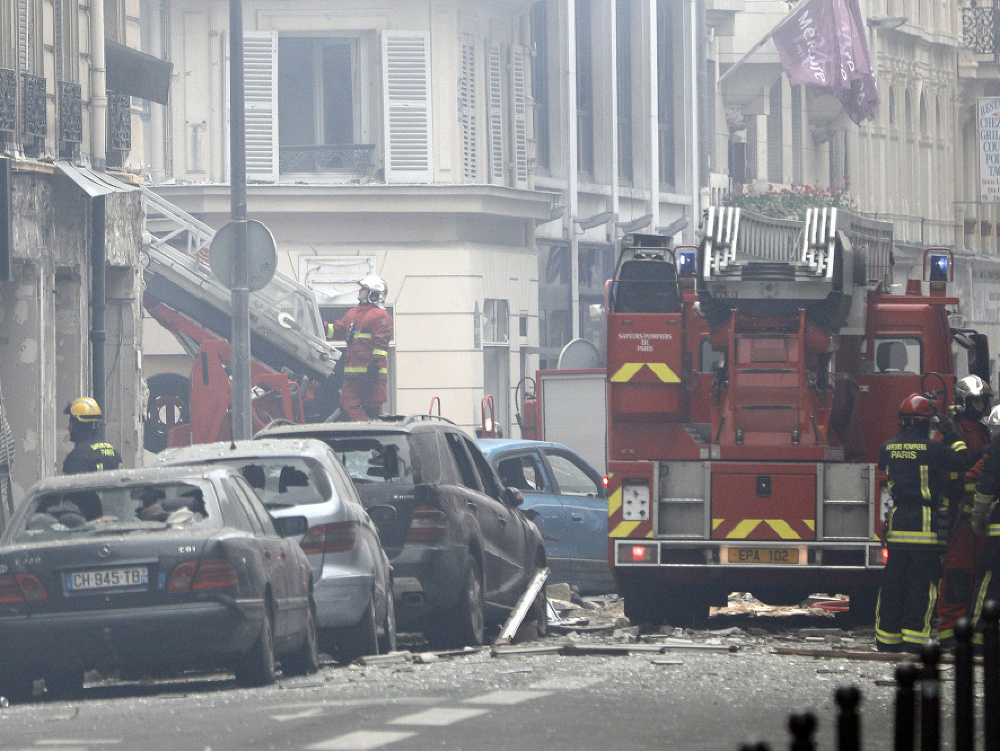 Hasiči zasahujú pri výbuchu plynu v Paríži.