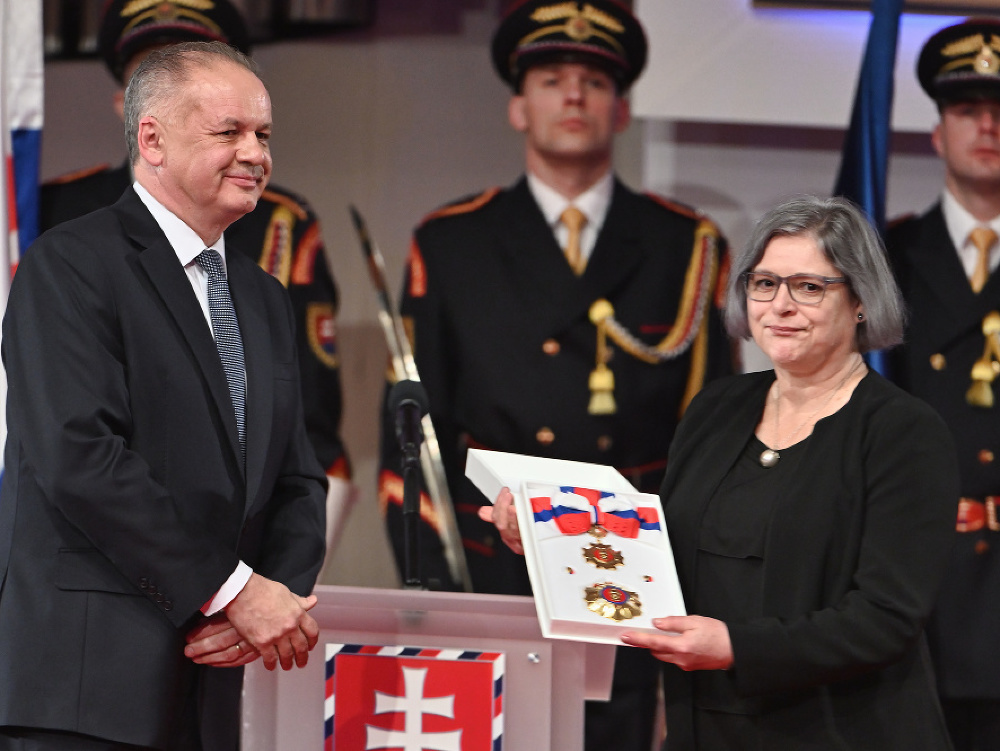 Na snímke prezident SR Andrej Kiska (vľavo) udeľuje Rad Ľudovíta Štúra I. triedy Jane Juráňovej (vpravo) počas slávnostnej ceremónie udeľovania štátnych vyznamenaní