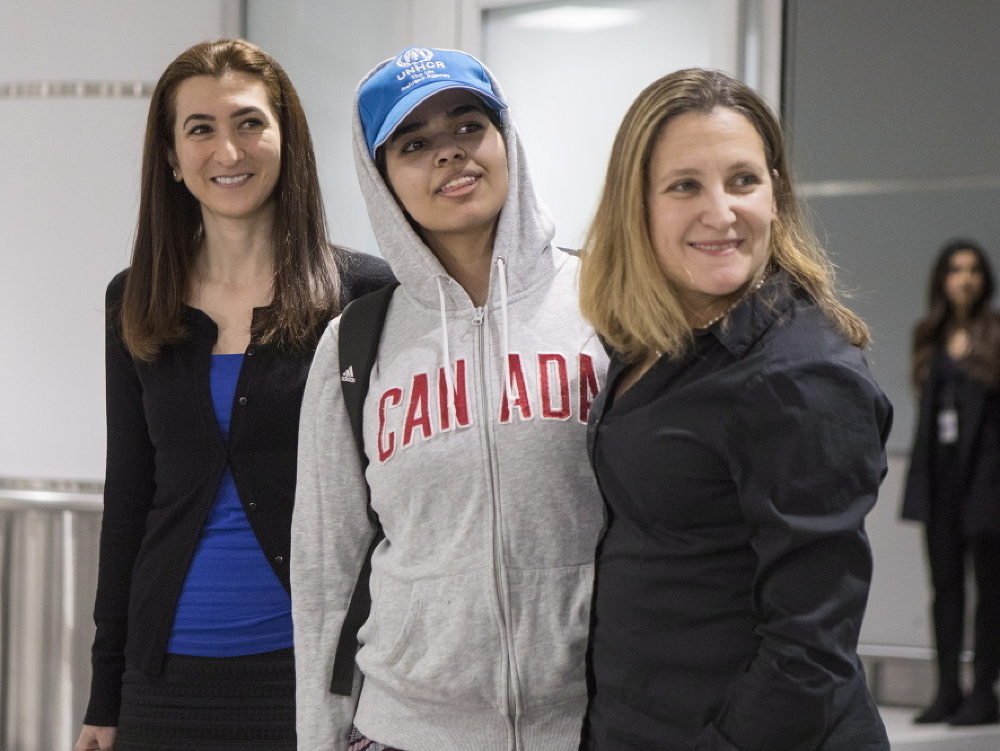 Na snímke kanadská ministerka zahraničných vecí Chrystia Freelandová (vpravo) privítala 18-ročnú Rahaf Muhammad Mutlak al-Kunúnovú (uprostred) zo Saudskej Arábie po prílete na letisko v Toronte