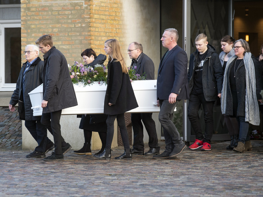 Rodinní príslušníci a priatelia počas pohrebu dánskej študentky Louisy Vesteragerovej Jespersenovej