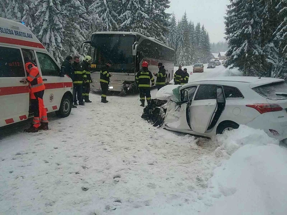 Dopravná nehoda autobusu a osobného vozidla v katastri obce Oravská Polhora.