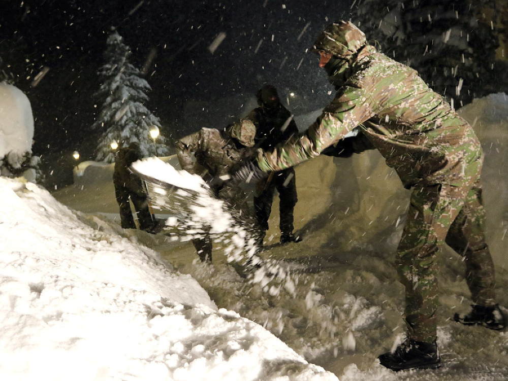 Vojaci pomáhali v obciach Oravská Lesná a Novoť pri odstraňovaní následkov snehovej kalamity.