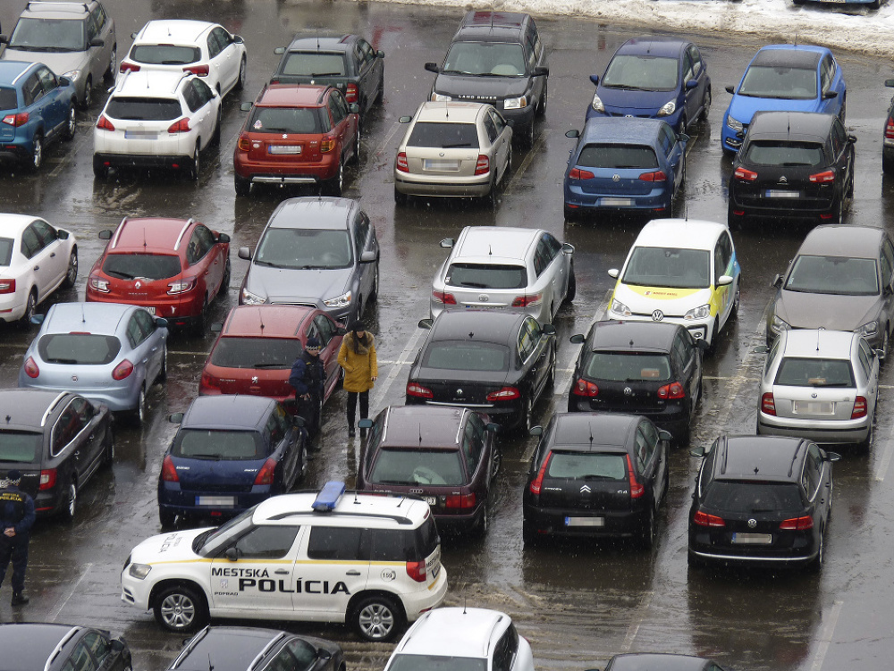 Autá, ktoré pred jedným z nákupných centier v Poprade parkovali naozaj kuriózne