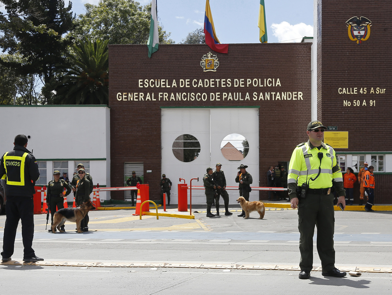 Útok na policajnú akadémiu v Bogote neprežilo desať ľudí