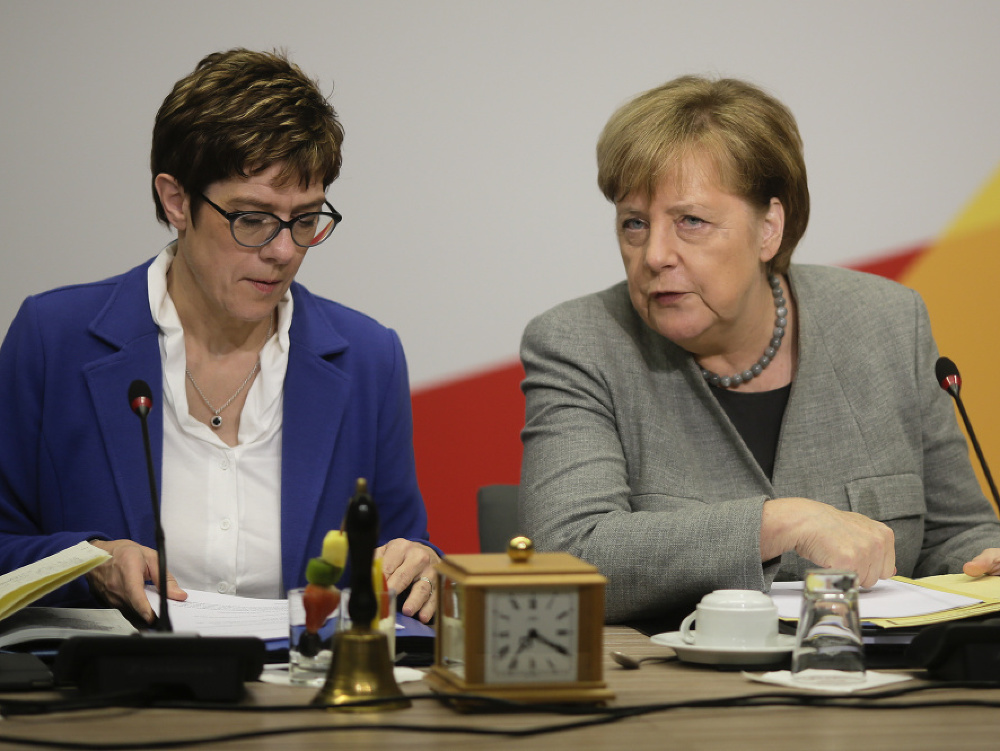 Nemecká kancelárka Angela Merkelová a generálna tajomníčka CDU Annegret Krampová-Karrenbauerová (vľavo).