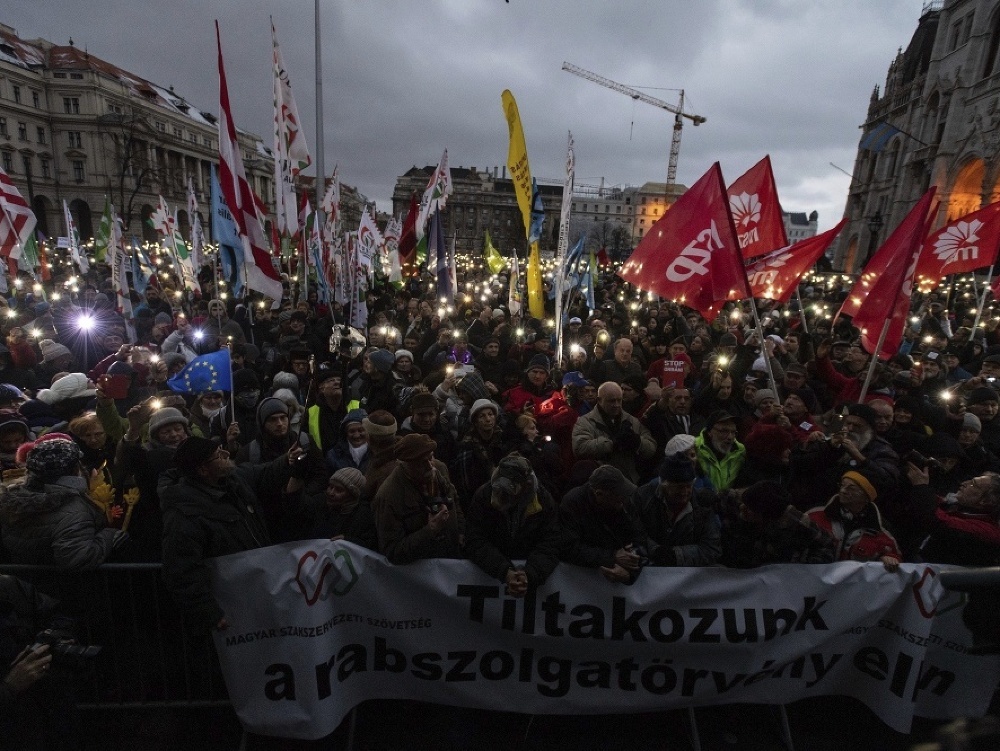 Protesty v Maďarsku pokračujú. 
