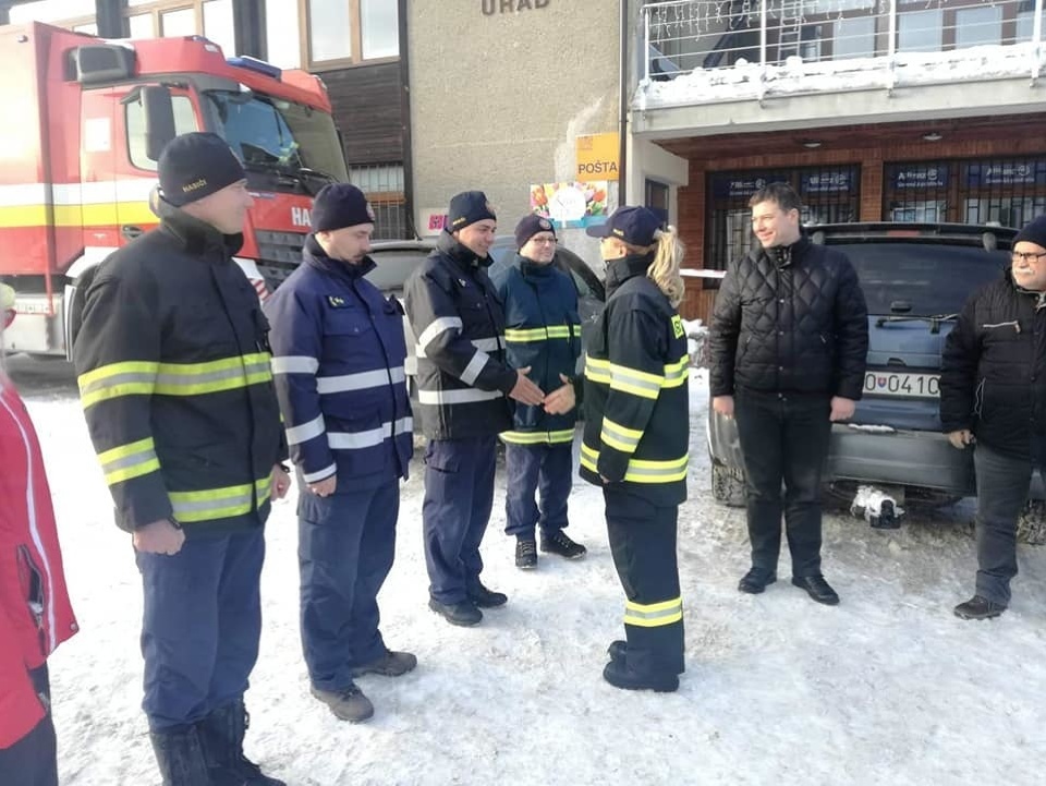 Na severe Slovenska pomáha s odstraňovaním následkov snehovej kalamity vyše 400 dobrovoľných hasičov.