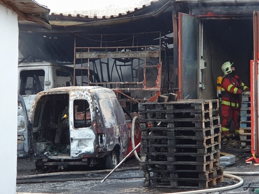 Na snímke požiarovisko v priestoroch skladu na Cukrovarskej ulici v Rimavskej Sobote
