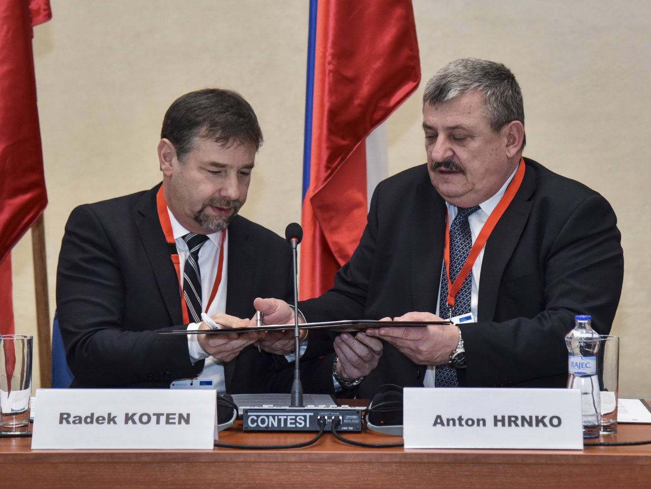 Na fotke zľava za Poslaneckú snemovňu Českej republiky predseda Výboru pre bezpečnosť Radek Koten, za Národnú radu SR predseda Výboru pre obranu a bezpečnosť Anton Hrnko.