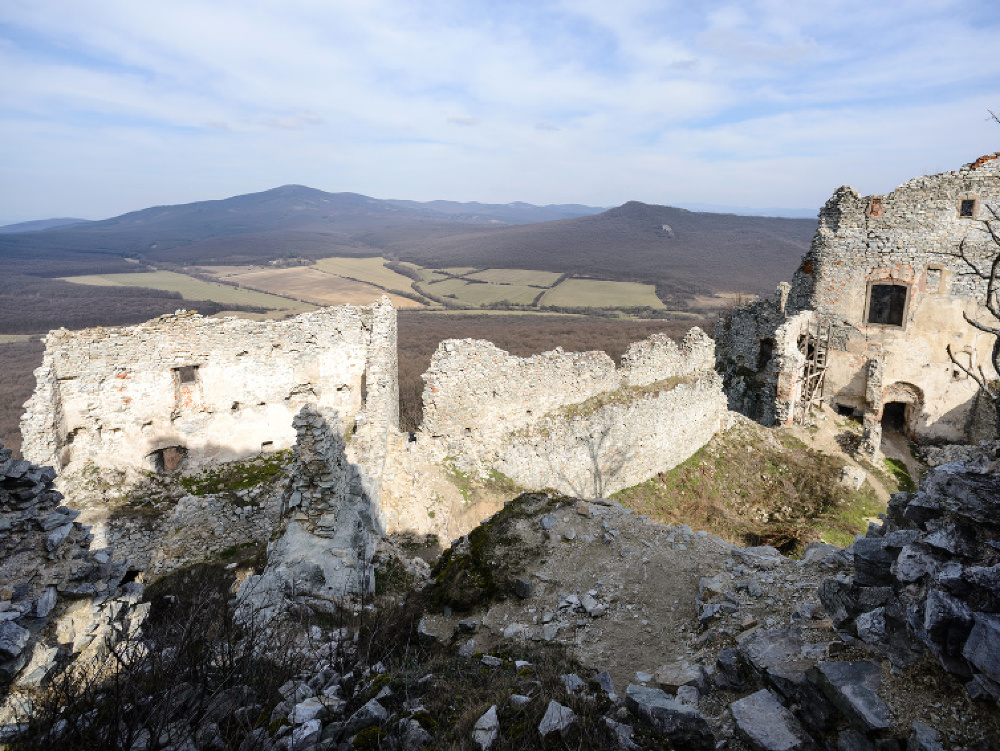 Zrúcanina hradu Gýmeš v oblasti Tribeč
