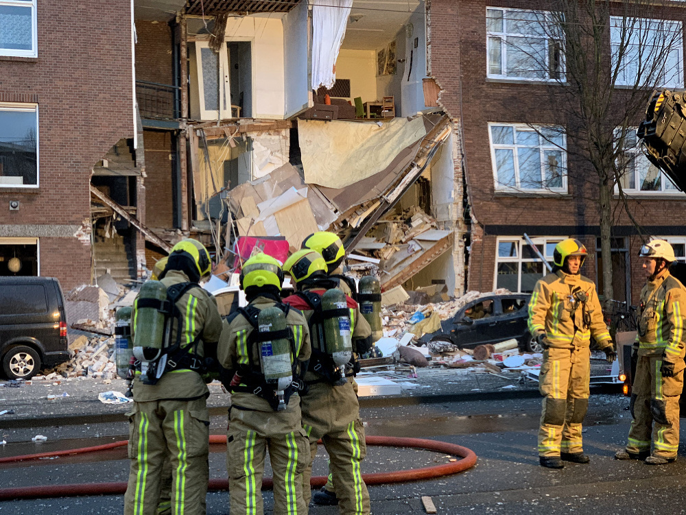 Na snímke hasiči a záchranári na ulici v holandskom Haagu po výbuchu obytného domu