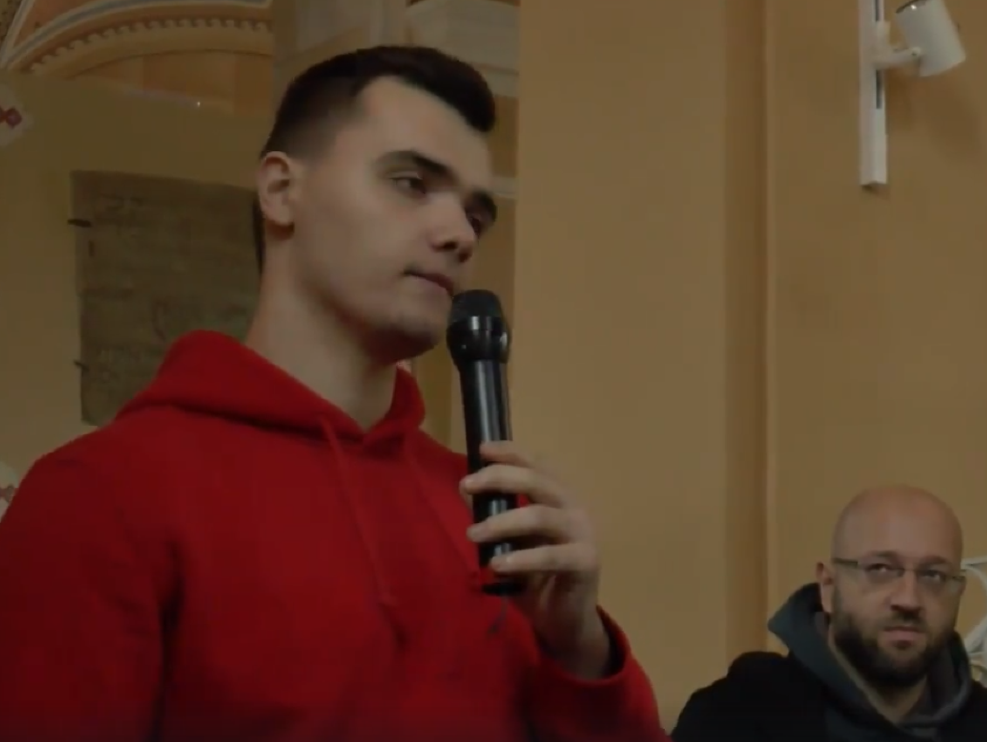 Mladý študent gymnázia Adam je sympatizant strany ĽSNS a Mariana Magáta, ktorý holokaust verejne popiera. 