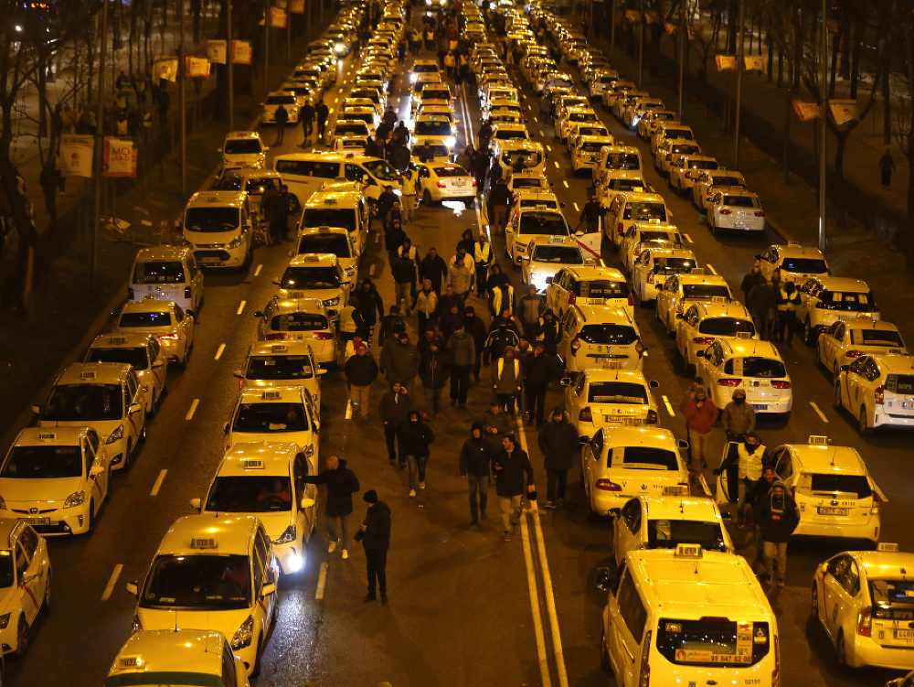 Taxikári zablokovali jednu z hlavných ciest Paseo de la Castellana. 