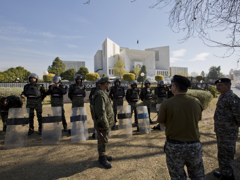 Pakistanské jednotky hliadkujú pred budovou Najvyššieho súdu v Islamabade, kde sa začne proces proti obžalovanej pakistanskej kresťanke Asie Bibi.