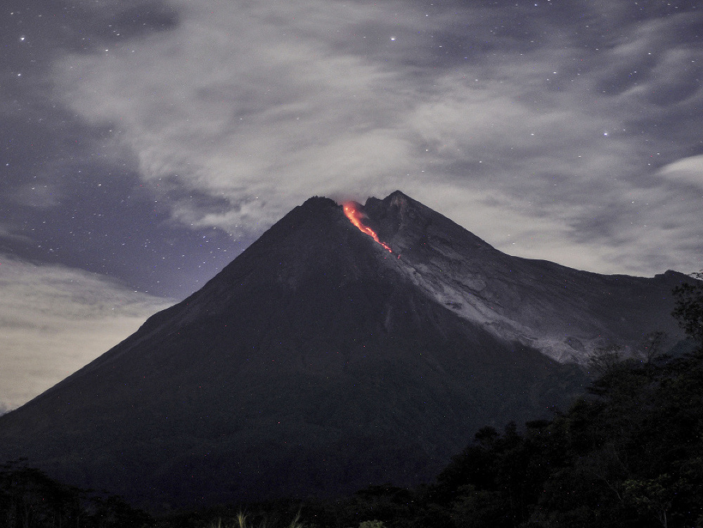 Sopka Merapi vychrlila dlhú lávu
