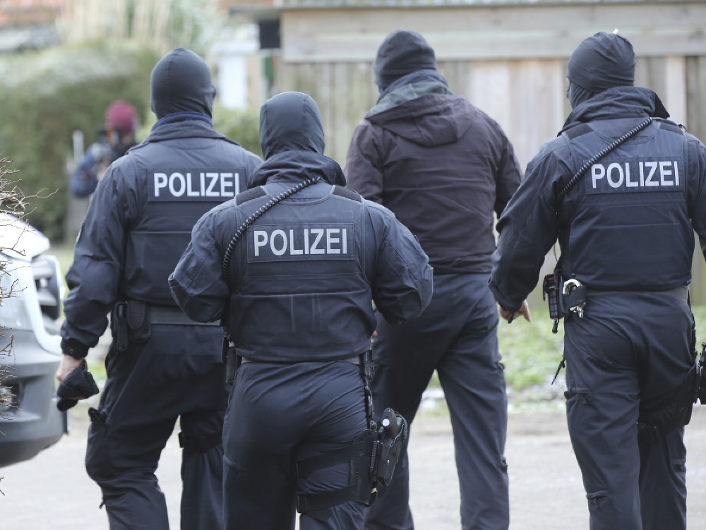Policajti počas razie v dedine Meldorf na severe Nemecka 
