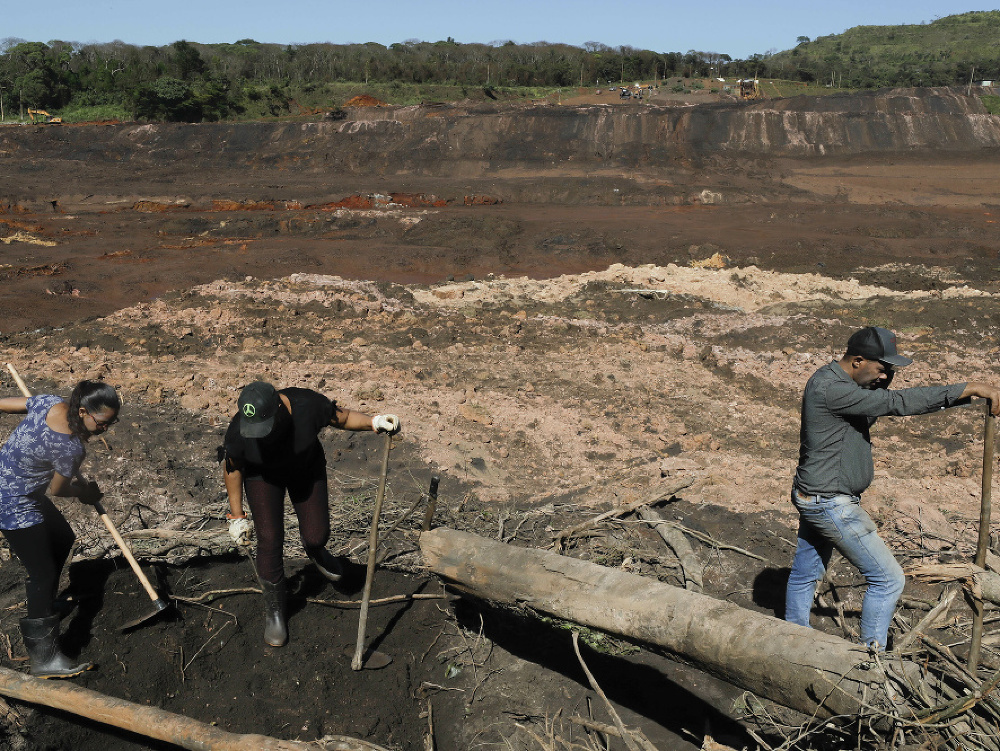 Brazílski záchranári stále hľadajú telá. 
